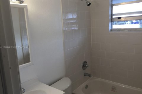 Снять в аренду таунхаус в Майами, Флорида 2 спальни, 282.05м2, № 1950437 - фото 8