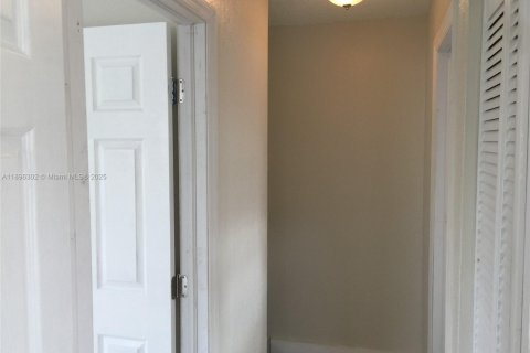 Снять в аренду таунхаус в Майами, Флорида 2 спальни, 282.05м2, № 1950437 - фото 10