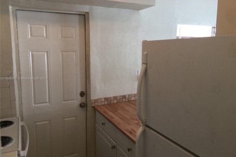 Снять в аренду таунхаус в Майами, Флорида 2 спальни, 282.05м2, № 1950437 - фото 5