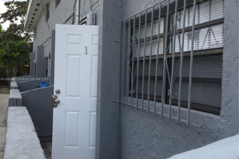 Снять в аренду таунхаус в Майами, Флорида 2 спальни, 282.05м2, № 1950437 - фото 1