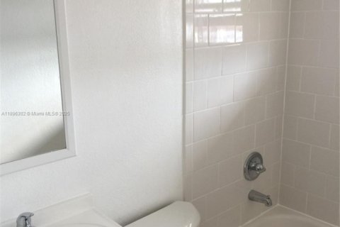 Снять в аренду таунхаус в Майами, Флорида 2 спальни, 282.05м2, № 1950437 - фото 11