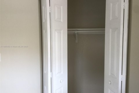 Снять в аренду таунхаус в Майами, Флорида 2 спальни, 282.05м2, № 1950437 - фото 12