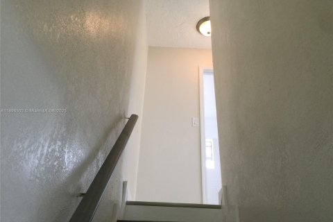 Снять в аренду таунхаус в Майами, Флорида 2 спальни, 282.05м2, № 1950437 - фото 4