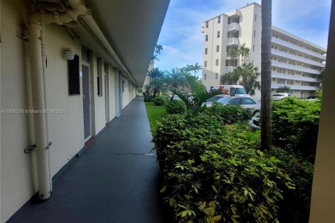 Copropriété à vendre à Aventura, Floride: 2 chambres, 100.61 m2 № 1983318 - photo 15