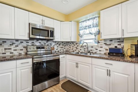 House in Saint Petersburg, Florida 3 bedrooms, 117.99 sq.m. № 1718766 - photo 7