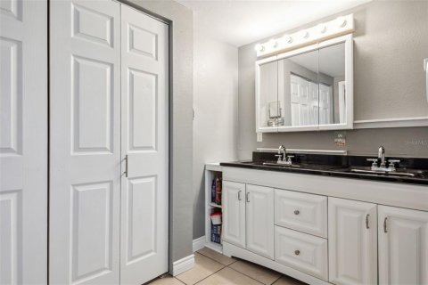 House in Saint Petersburg, Florida 3 bedrooms, 117.99 sq.m. № 1718766 - photo 16