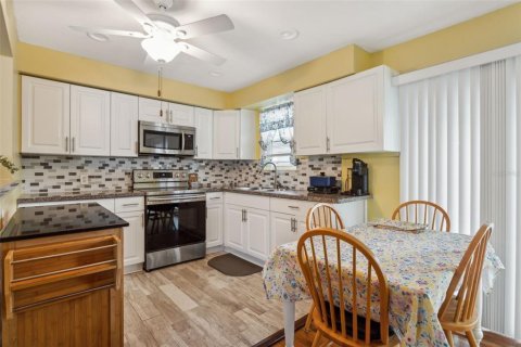 House in Saint Petersburg, Florida 3 bedrooms, 117.99 sq.m. № 1718766 - photo 6