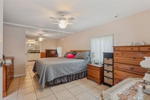 House in Saint Petersburg, Florida 3 bedrooms, 117.99 sq.m. № 1718766 - photo 14