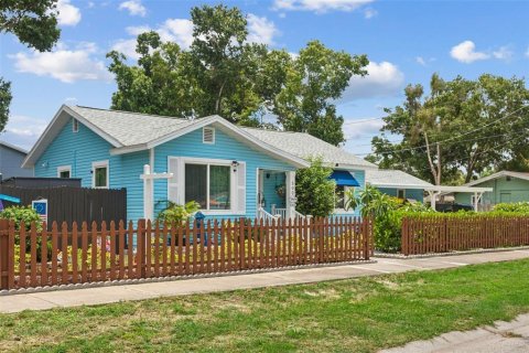 House in Saint Petersburg, Florida 3 bedrooms, 117.99 sq.m. № 1718766 - photo 2
