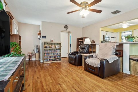 House in Saint Petersburg, Florida 3 bedrooms, 117.99 sq.m. № 1718766 - photo 4