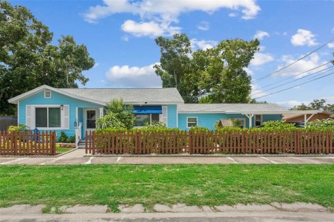 House in Saint Petersburg, Florida 3 bedrooms, 117.99 sq.m. № 1718766 - photo 1