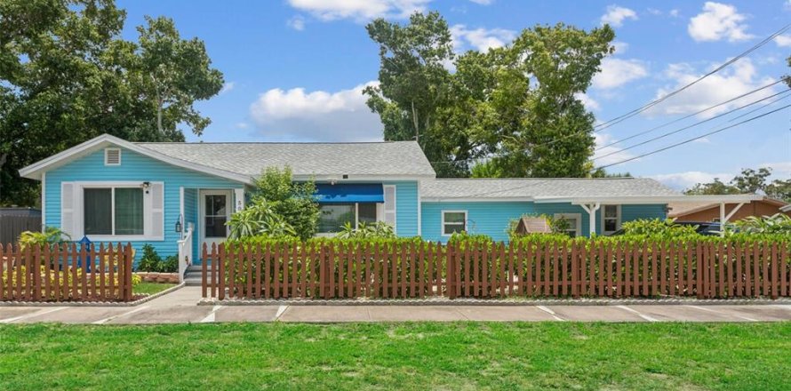 House in Saint Petersburg, Florida 3 bedrooms, 117.99 sq.m. № 1718766