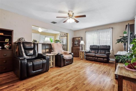 House in Saint Petersburg, Florida 3 bedrooms, 117.99 sq.m. № 1718766 - photo 5