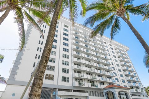 Condominio en alquiler en Surfside, Florida, 2 dormitorios, 137.96 m2 № 1943107 - foto 26