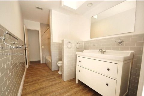 Villa ou maison à louer à Coral Gables, Floride: 4 chambres, 243.5 m2 № 2032717 - photo 6