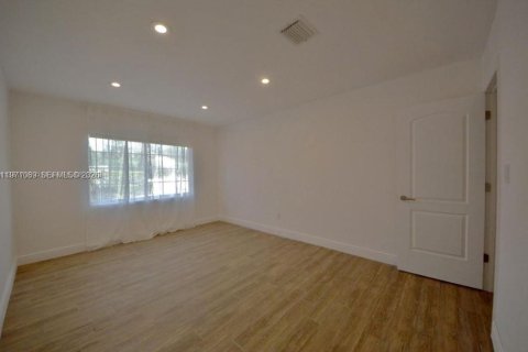 Villa ou maison à louer à Coral Gables, Floride: 4 chambres, 243.5 m2 № 2032717 - photo 5