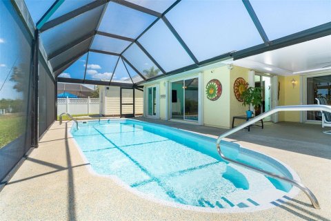 House in Port Charlotte, Florida 3 bedrooms, 152.17 sq.m. № 2142963 - photo 8