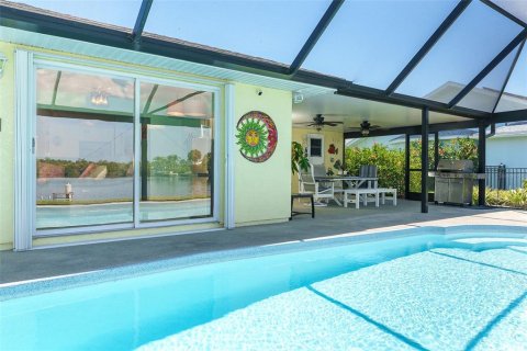 House in Port Charlotte, Florida 3 bedrooms, 152.17 sq.m. № 2142963 - photo 9