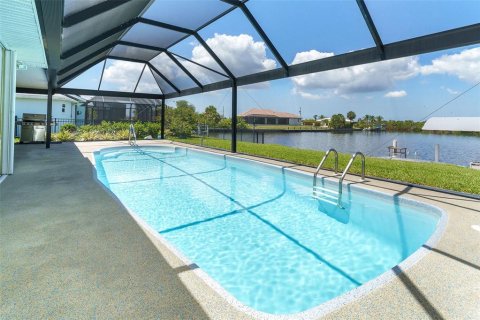 House in Port Charlotte, Florida 3 bedrooms, 152.17 sq.m. № 2142963 - photo 10