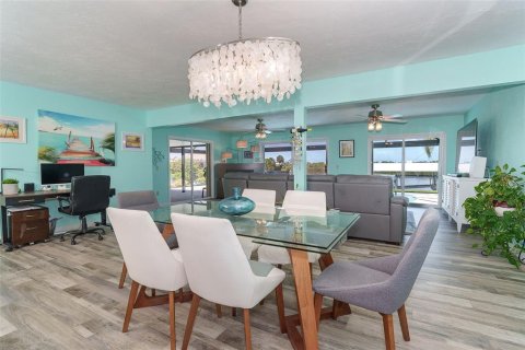 House in Port Charlotte, Florida 3 bedrooms, 152.17 sq.m. № 2142963 - photo 23