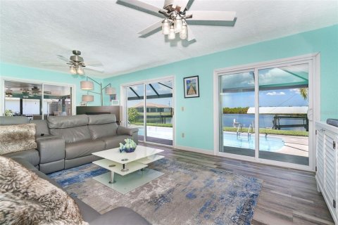 House in Port Charlotte, Florida 3 bedrooms, 152.17 sq.m. № 2142963 - photo 21