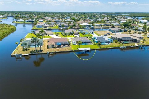 House in Port Charlotte, Florida 3 bedrooms, 152.17 sq.m. № 2142963