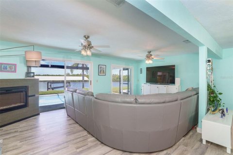 House in Port Charlotte, Florida 3 bedrooms, 152.17 sq.m. № 2142963 - photo 20