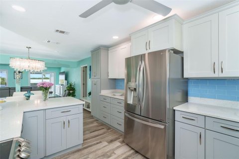 House in Port Charlotte, Florida 3 bedrooms, 152.17 sq.m. № 2142963 - photo 28