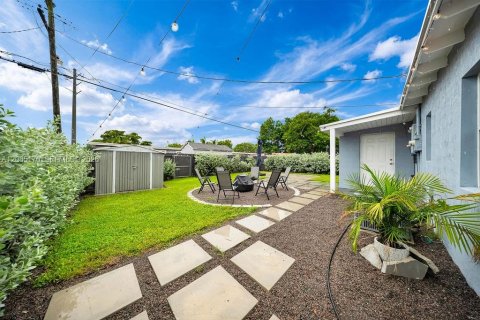 House in Opa-locka, Florida 2 bedrooms, 67.35 sq.m. № 2355528