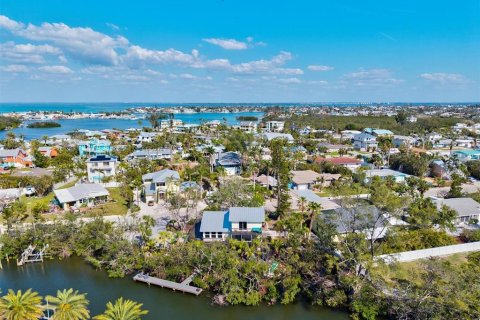 House in Holmes Beach, Florida 3 bedrooms, 159.33 sq.m. № 1630815 - photo 23