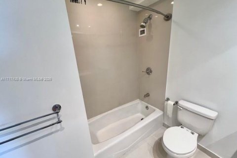 Condominio en venta en Miami Beach, Florida, 1 dormitorio, 79.15 m2 № 2035645 - foto 17