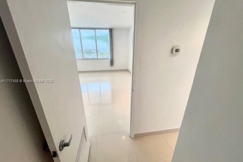 Condominio en venta en Miami Beach, Florida, 1 dormitorio, 79.15 m2 № 2035645 - foto 18