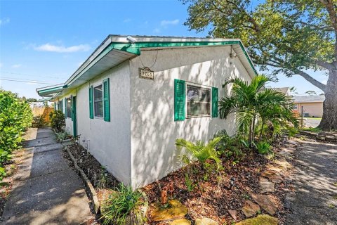 Dúplex en venta en Pinellas Park, Florida, 4 dormitorios, 156.08 m2 № 2420386 - foto 2