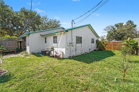 Dúplex en venta en Pinellas Park, Florida, 4 dormitorios, 156.08 m2 № 2420386 - foto 15