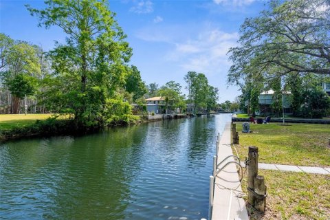 House in Weeki Wachee, Florida 2 bedrooms, 84.73 sq.m. № 1673220 - photo 1
