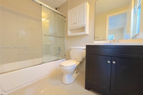 Снять в аренду квартиру в Форт-Лодердейл, Флорида 1 спальня, 55.74м2, № 2004837 - фото 5