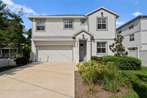 House in Tampa, Florida 4 bedrooms, 287.44 sq.m. № 1856634 - photo 1
