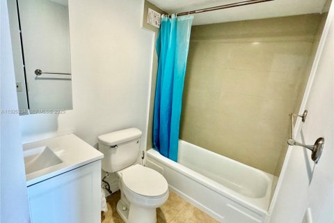 Copropriété à louer à Hallandale Beach, Floride: 1 chambre, 76.18 m2 № 1987401 - photo 2