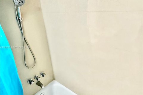 Copropriété à louer à Hallandale Beach, Floride: 1 chambre, 76.18 m2 № 1987401 - photo 3