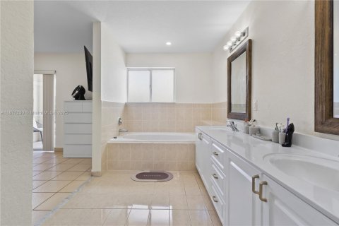 Townhouse in Miami, Florida 3 bedrooms, 188.31 sq.m. № 1920681 - photo 23