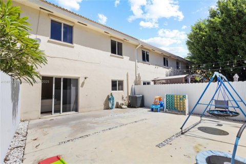 Townhouse in Miami, Florida 3 bedrooms, 188.31 sq.m. № 1920681 - photo 15