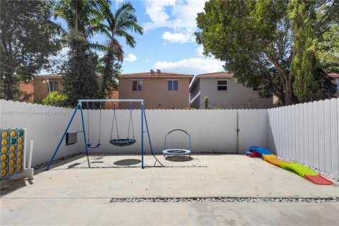 Townhouse in Miami, Florida 3 bedrooms, 188.31 sq.m. № 1920681 - photo 14