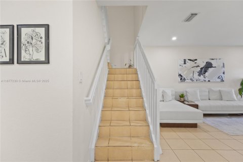 Townhouse in Miami, Florida 3 bedrooms, 188.31 sq.m. № 1920681 - photo 16
