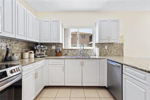 Townhouse in Miami, Florida 3 bedrooms, 188.31 sq.m. № 1920681 - photo 12