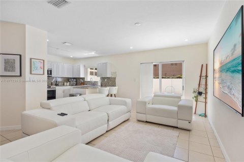 Townhouse in Miami, Florida 3 bedrooms, 188.31 sq.m. № 1920681 - photo 10