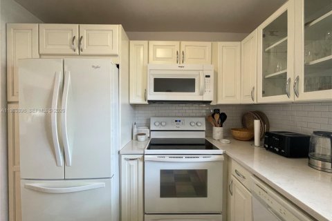 Condo in Miami Beach, Florida, 1 bedroom  № 2057676 - photo 7