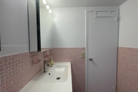 Condo in Miami Beach, Florida, 1 bedroom  № 2057676 - photo 17