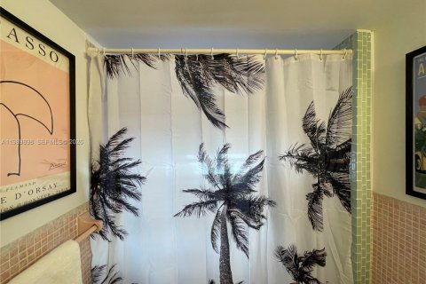 Condo in Miami Beach, Florida, 1 bedroom  № 2057676 - photo 18