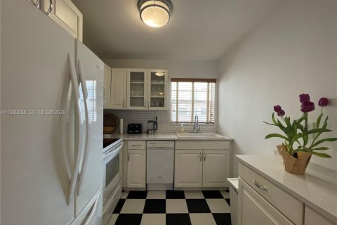 Condo in Miami Beach, Florida, 1 bedroom  № 2057676 - photo 9