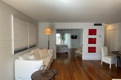 Condo in Miami Beach, Florida, 1 bedroom  № 2057676 - photo 3